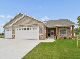 462 Rustic Ridge Dr, Brillion, WI 54110