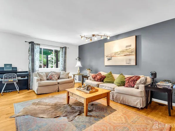 168 Thoreau Dr, Plainsboro, NJ 08536