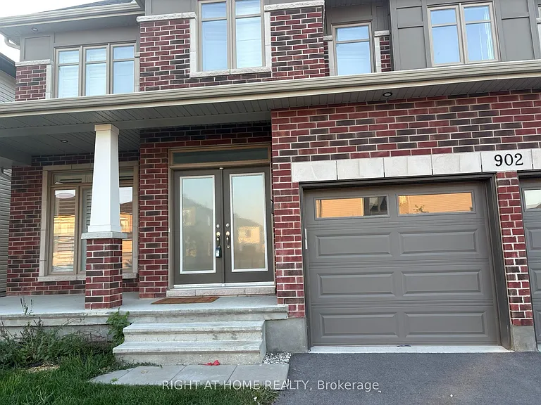 902 Duxbury Ln — Photo 2