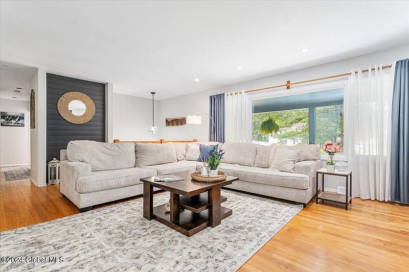 3rd image of 59 Piping Rock Circle