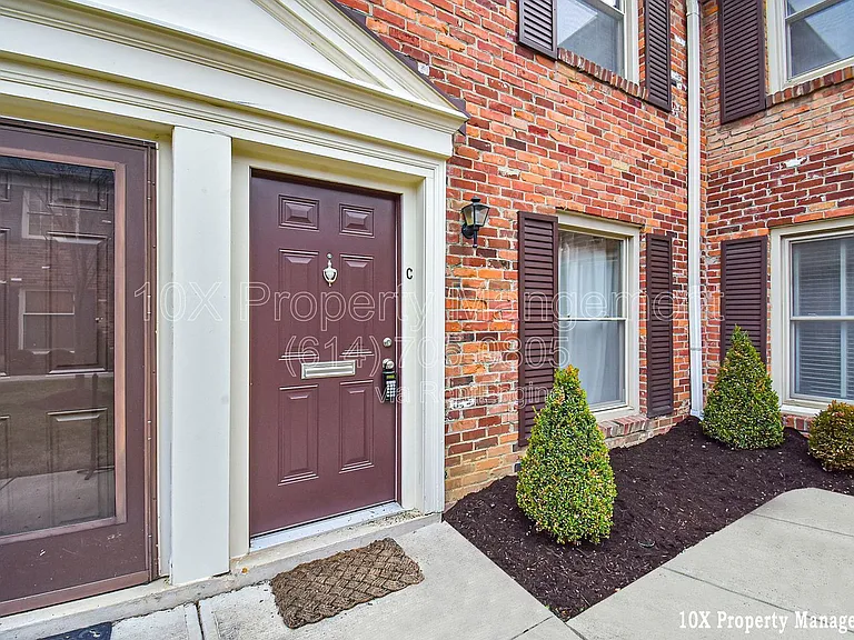 911 Manor Ln #C — Photo 4