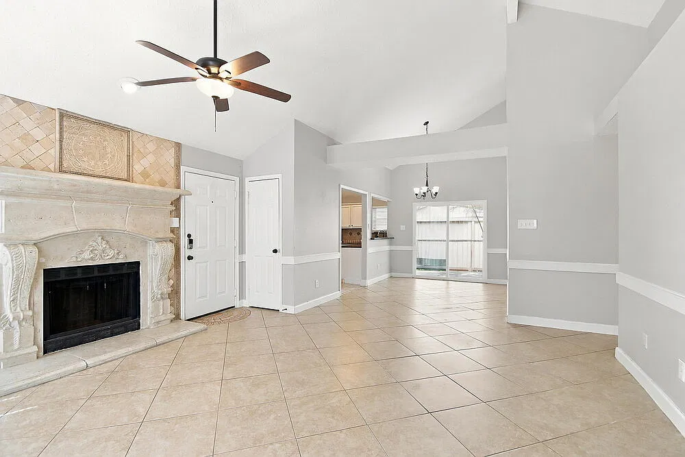 3 bed, 2.0 bath, 1504 sqft, $1,815 — Photo 3