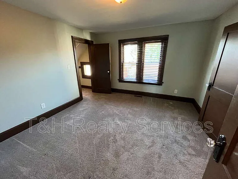 932 E Morris St — Photo 18