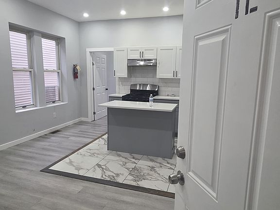 3rd image of 318 W Runyon St Floor 2