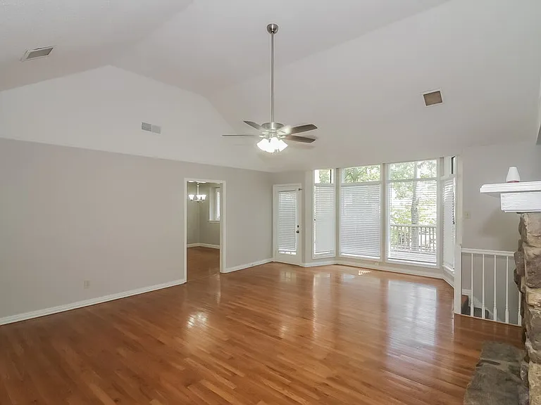 2224 Burlingate Dr — Photo 5