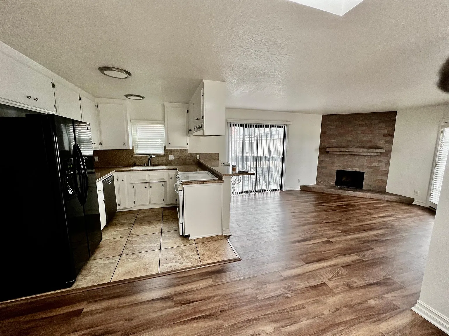 3 bed, 2.5 bath, 1650 sqft, $4,495 — Photo 2