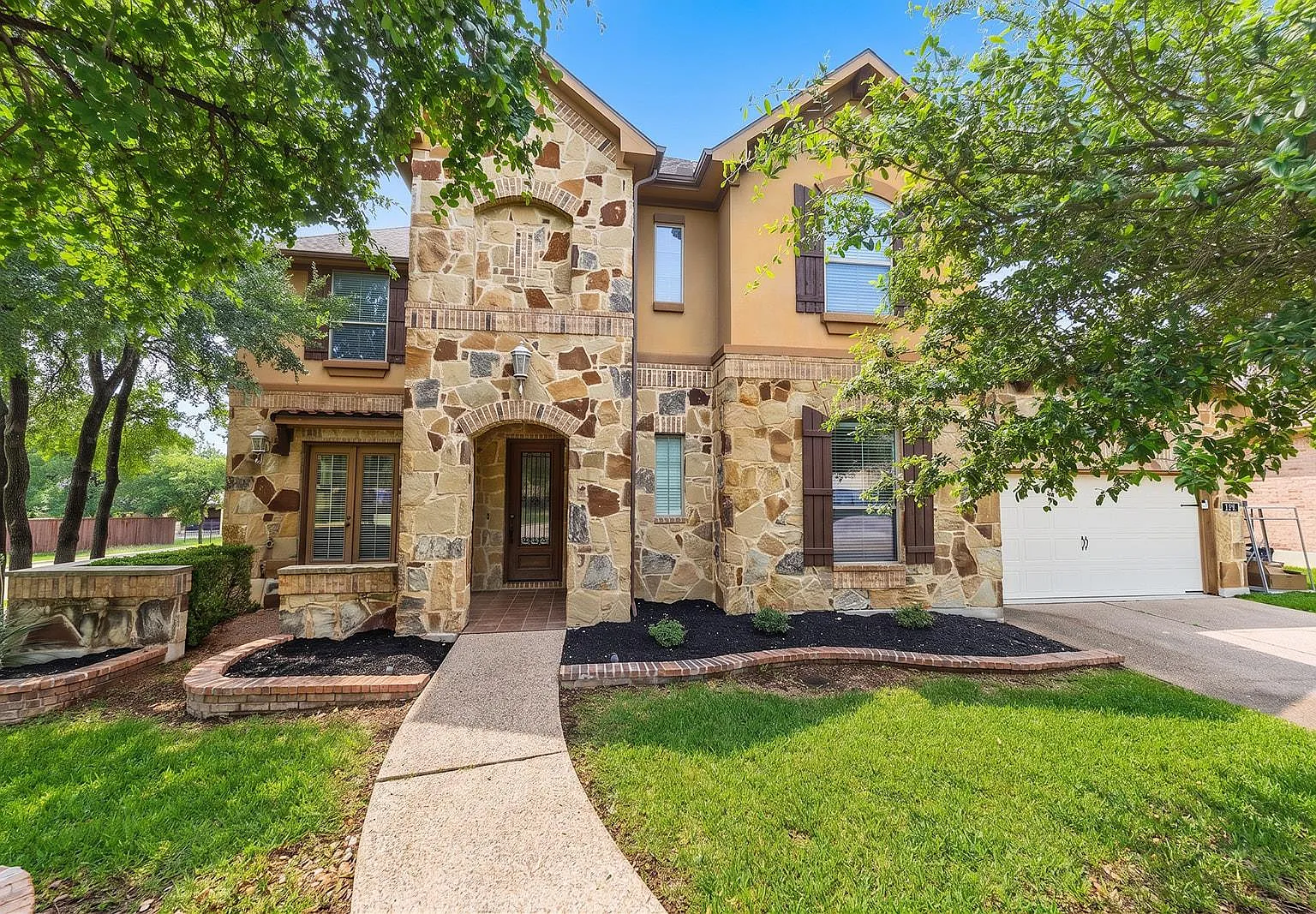 4 bed, 2.5 bath, 3460 sqft, $3,900 — Photo 1