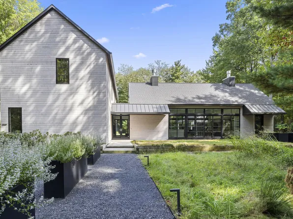 13587 Dillenbeck Ln, Harbert, MI 49115