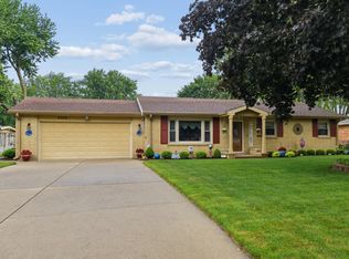5565 Mohican Dr, Stevensville, MI 49127