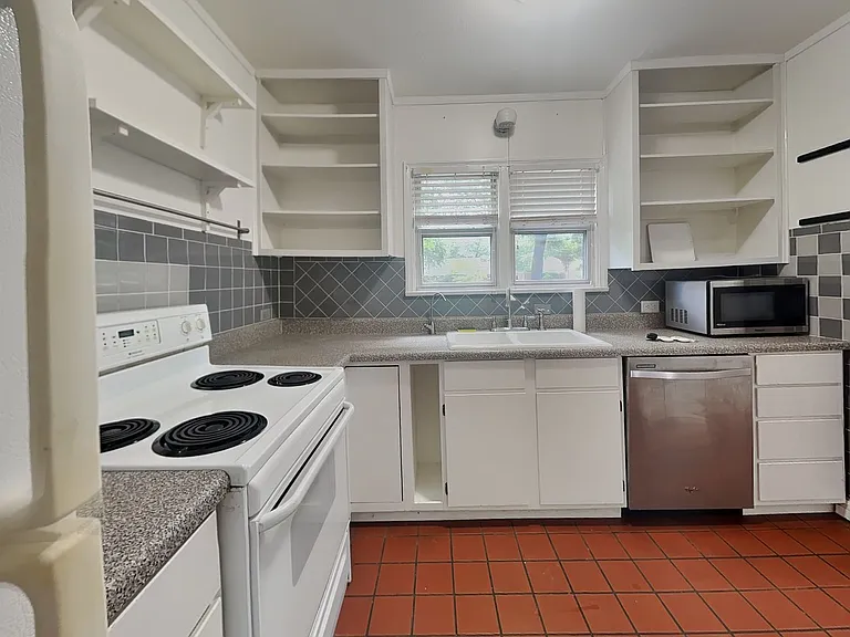 805 Northwood Rd — Photo 11