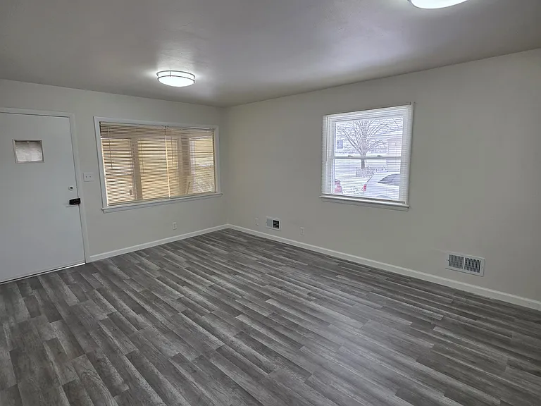 4815 34th Ave — Photo 2