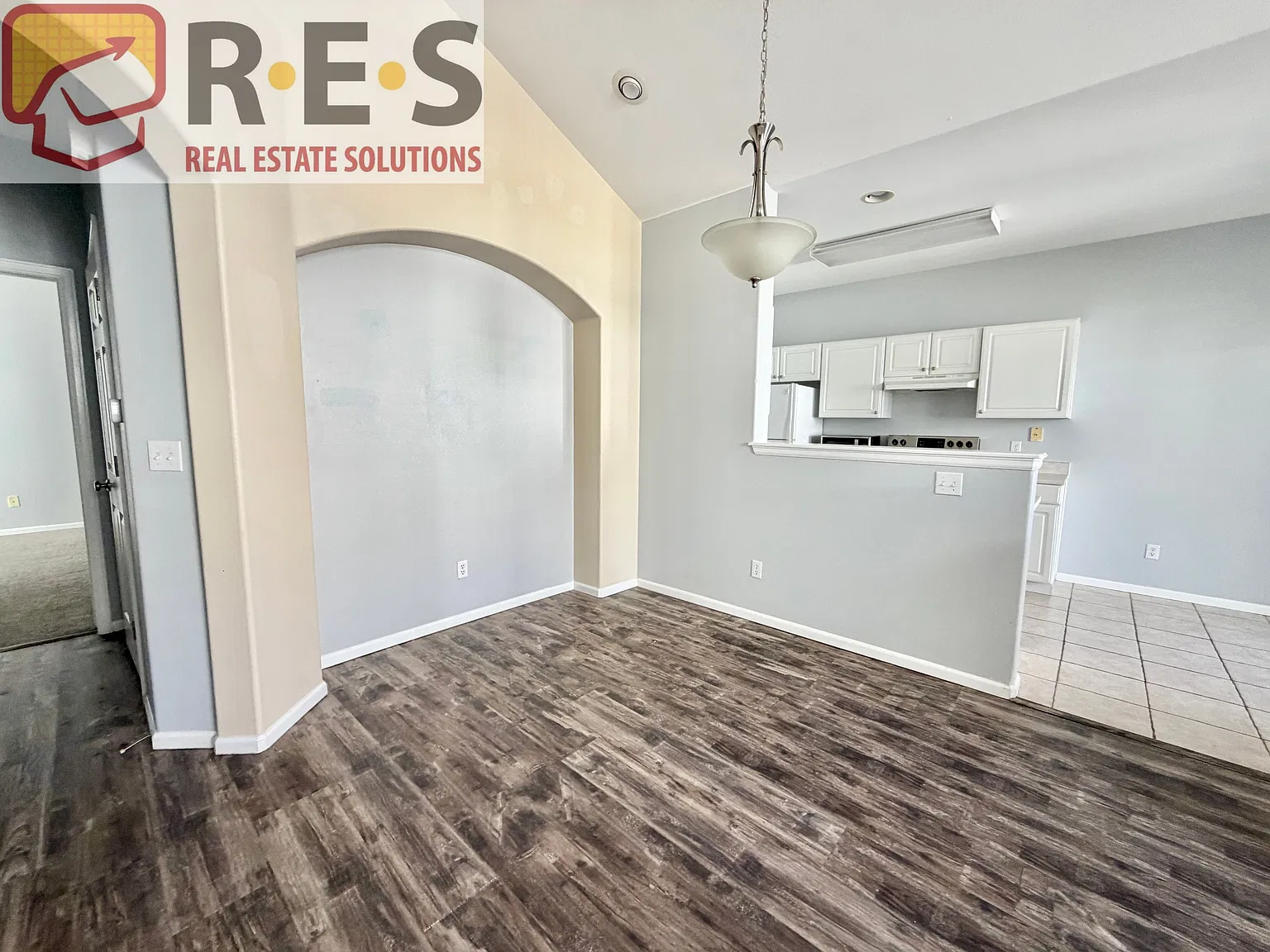 3 bed, 1294 sqft, $2,272 — Photo 4