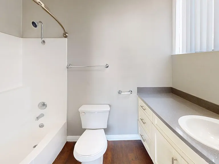 Chateau Regent Apartments — Photo 23