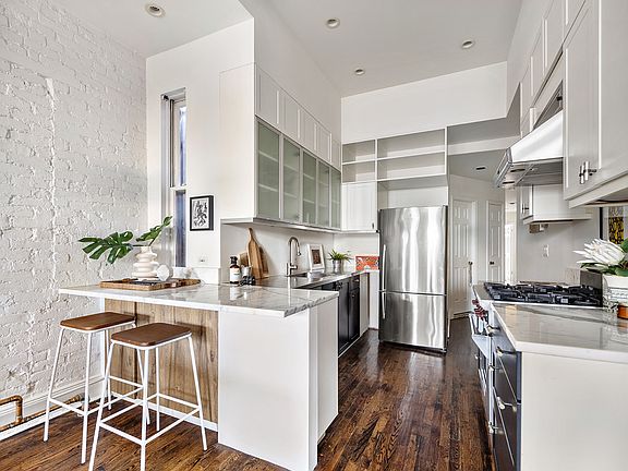 5th image of 654 Carroll St APT 4L