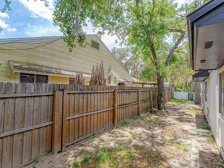 911 Robinhood Ct — Photo 28
