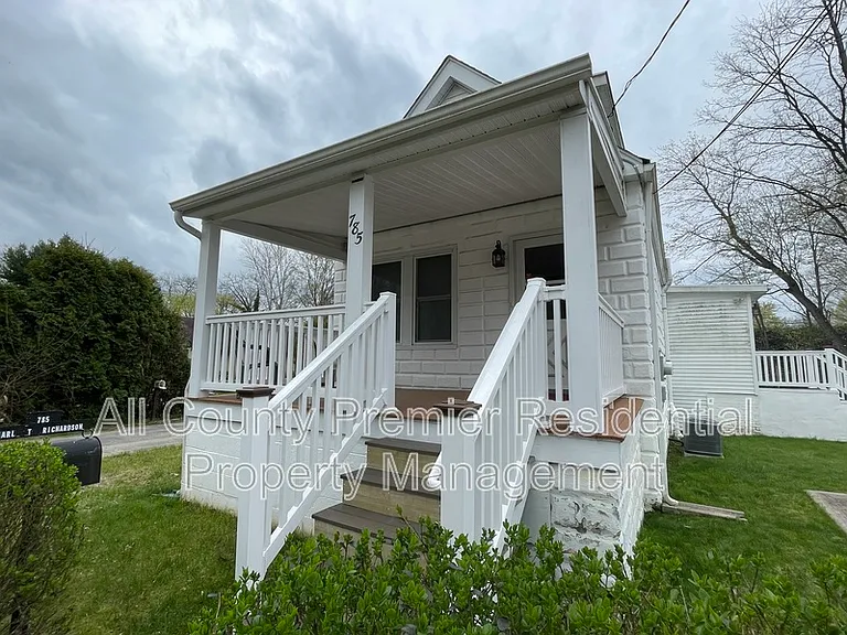 785 6th St — Photo 1