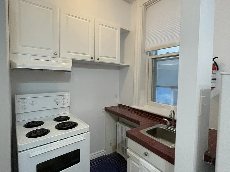 320 Cooper St #7 — Photo 4