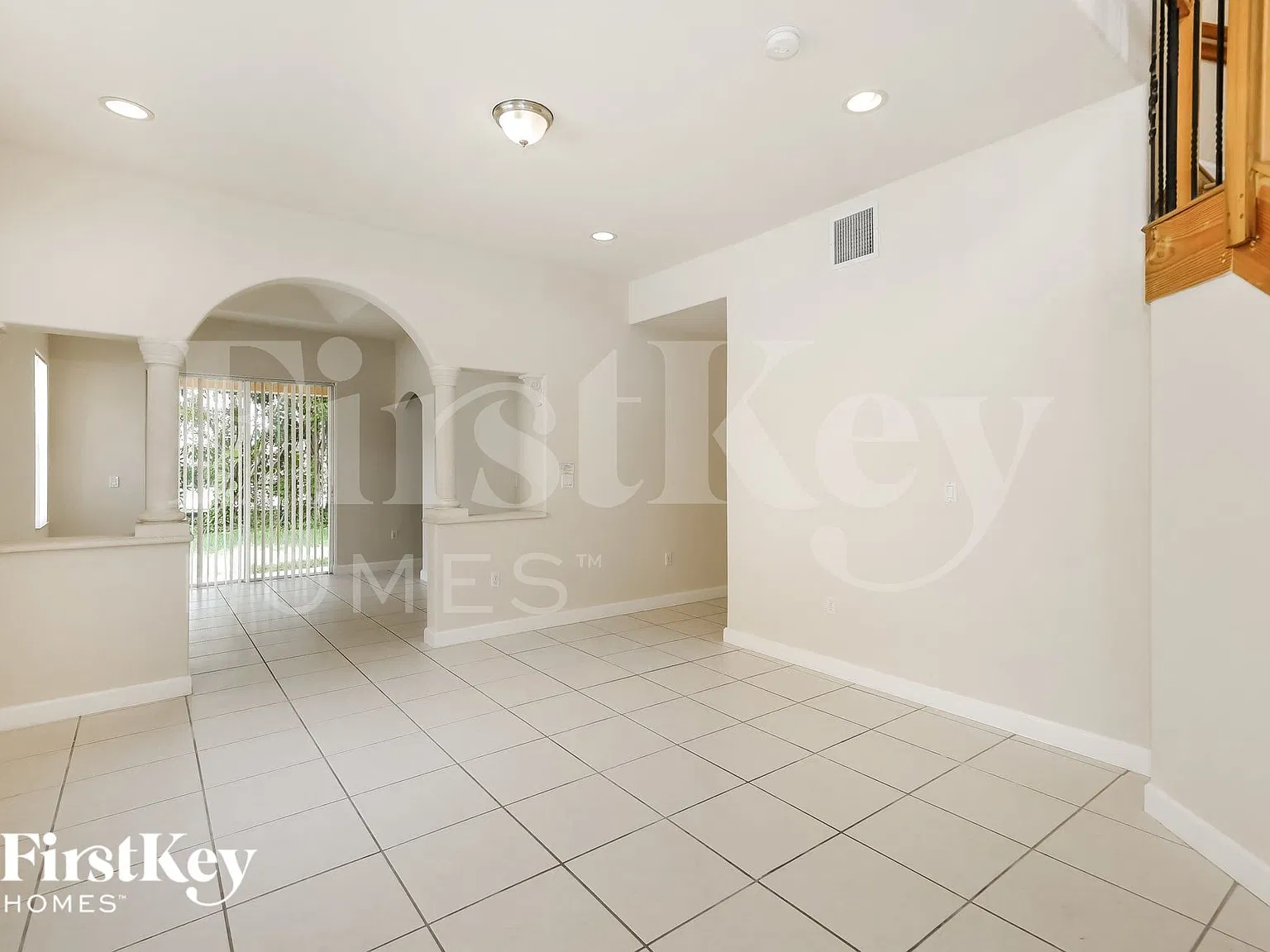 4 bed, 2.0 bath, 3231 sqft, $5,600 — Photo 2