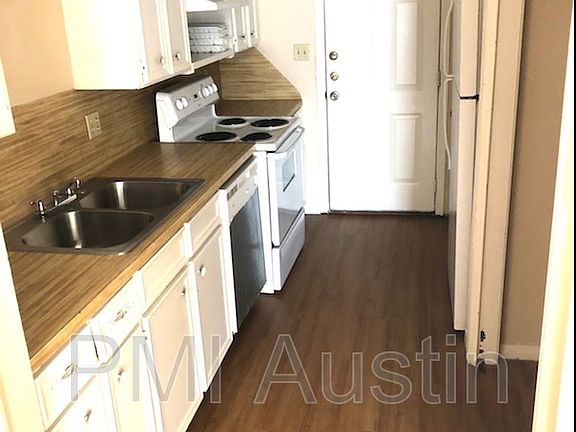 3rd image of 906 N Lbj Dr APT 6