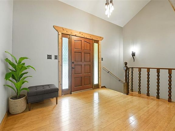 2nd image of 307 SE Westwind Dr