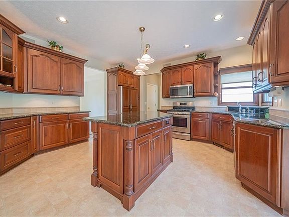 4th image of 2949 Laura Ln