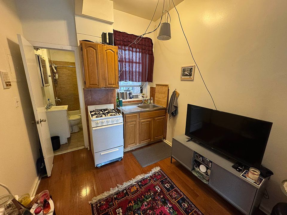 2nd image of 33 Kingsland Ave APT 2B