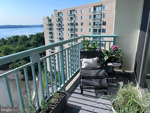 4th image of 501 Slaters Ln APT 1121