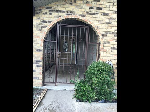 3rd image of 702 Carmen St