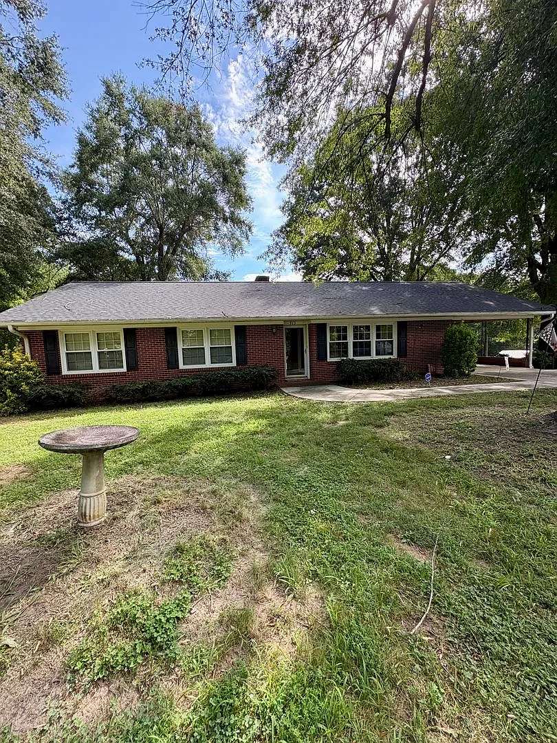 3 Bedrooms | 2 Bathrooms | $1,600/Month | $1,600 Security Deposit — Photo 1