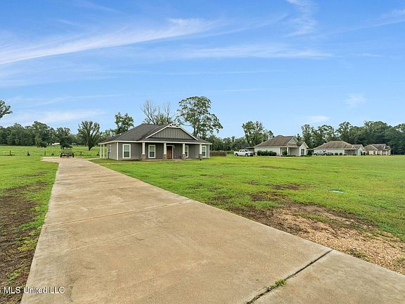 2nd image of 113 Water Oak Dr