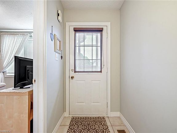 5th image of 1 Buchanan Cres #11