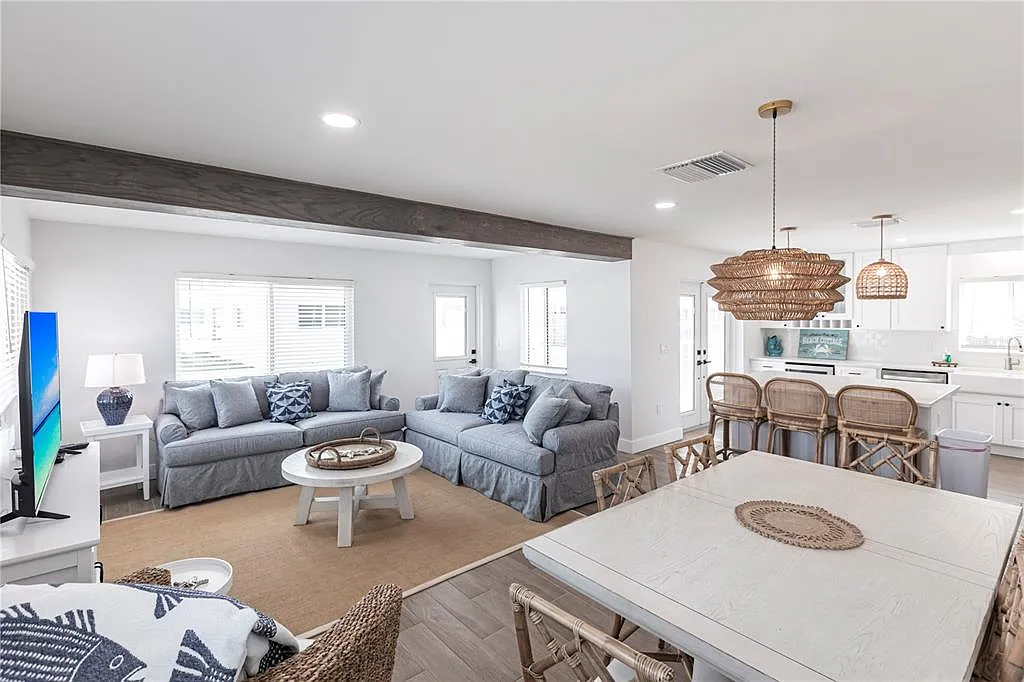 2 bed, 1.0 bath, 1014 sqft, $8,550 — Photo 2