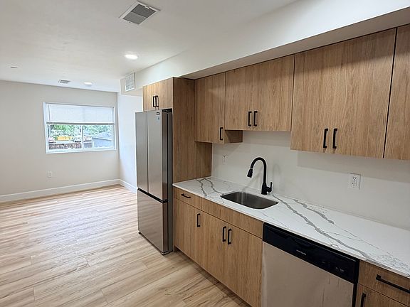 5th image of 44 Warner St #B8