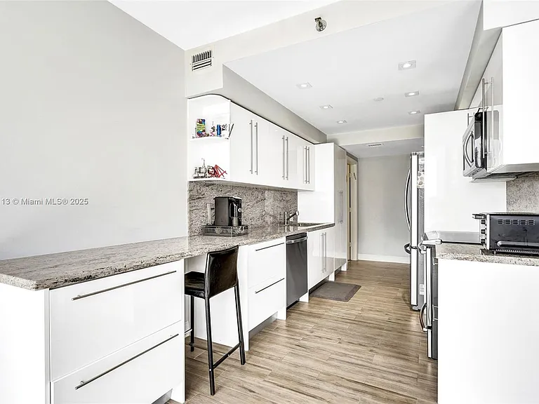 3000 Island Blvd #903 — Photo 22