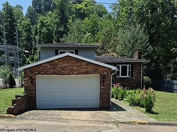 3rd image of 222 Helen St