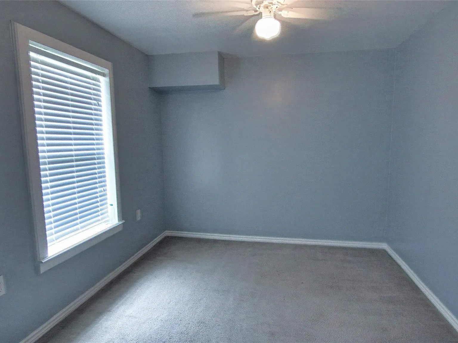 3 bed, 2.5 bath, 2400 sqft, $1,800 — Photo 3