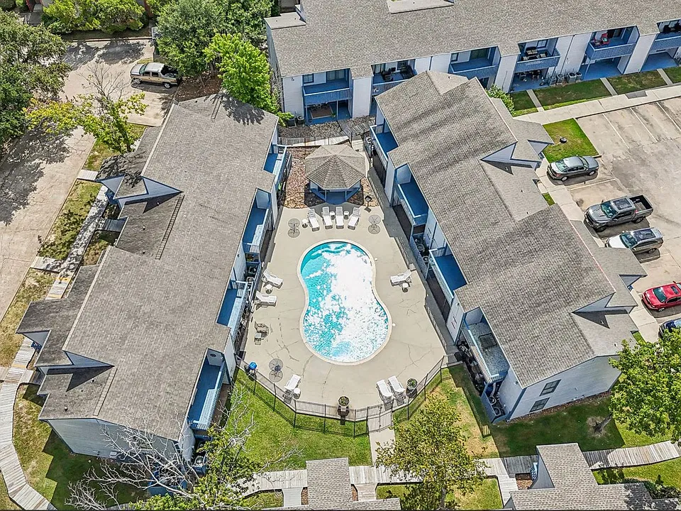 ROOKWOOD GOLF APARTMENTS