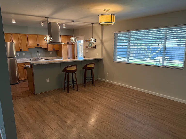 202 E Huntington Dr — Photo 3