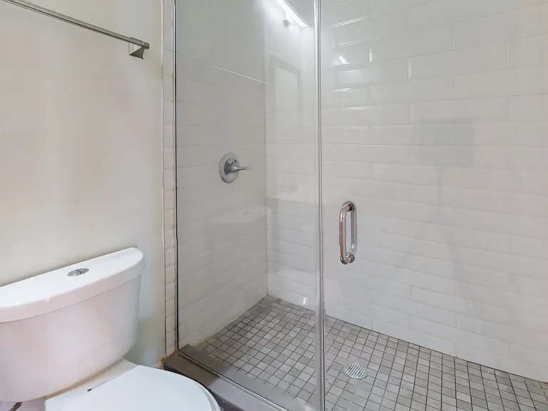 640 N 32nd St #1F — Photo 2