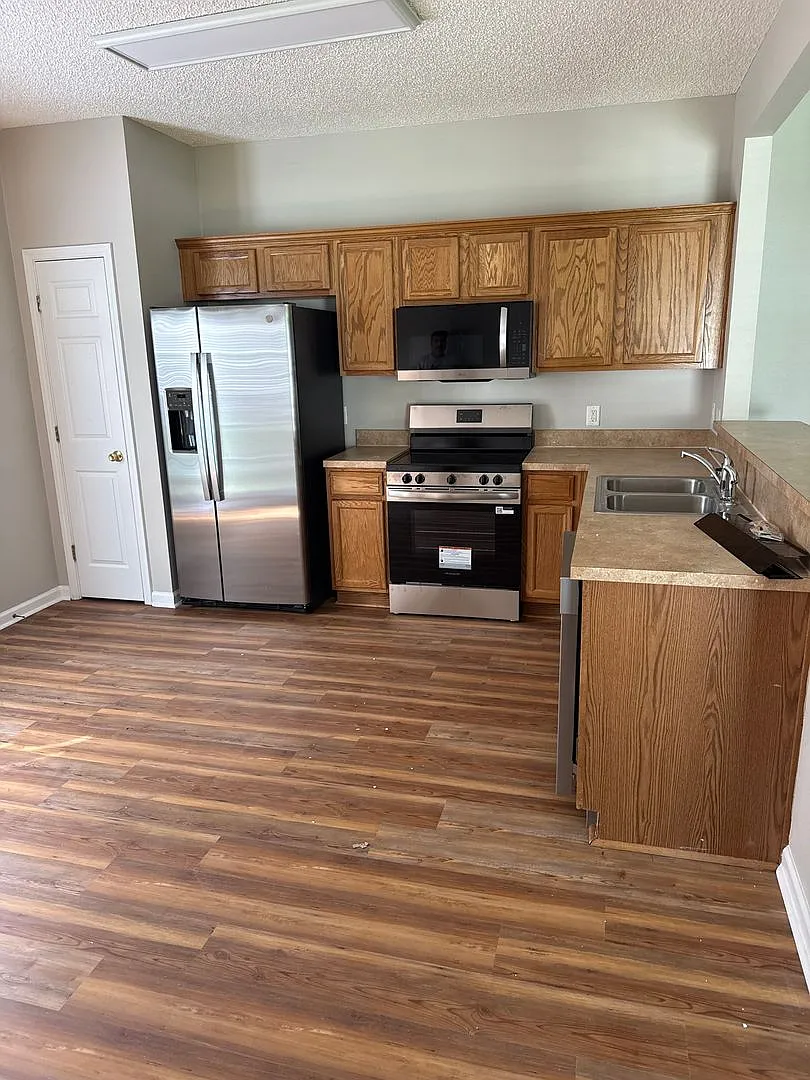 New floors, just painted, and all new appliances!! — Photo 2