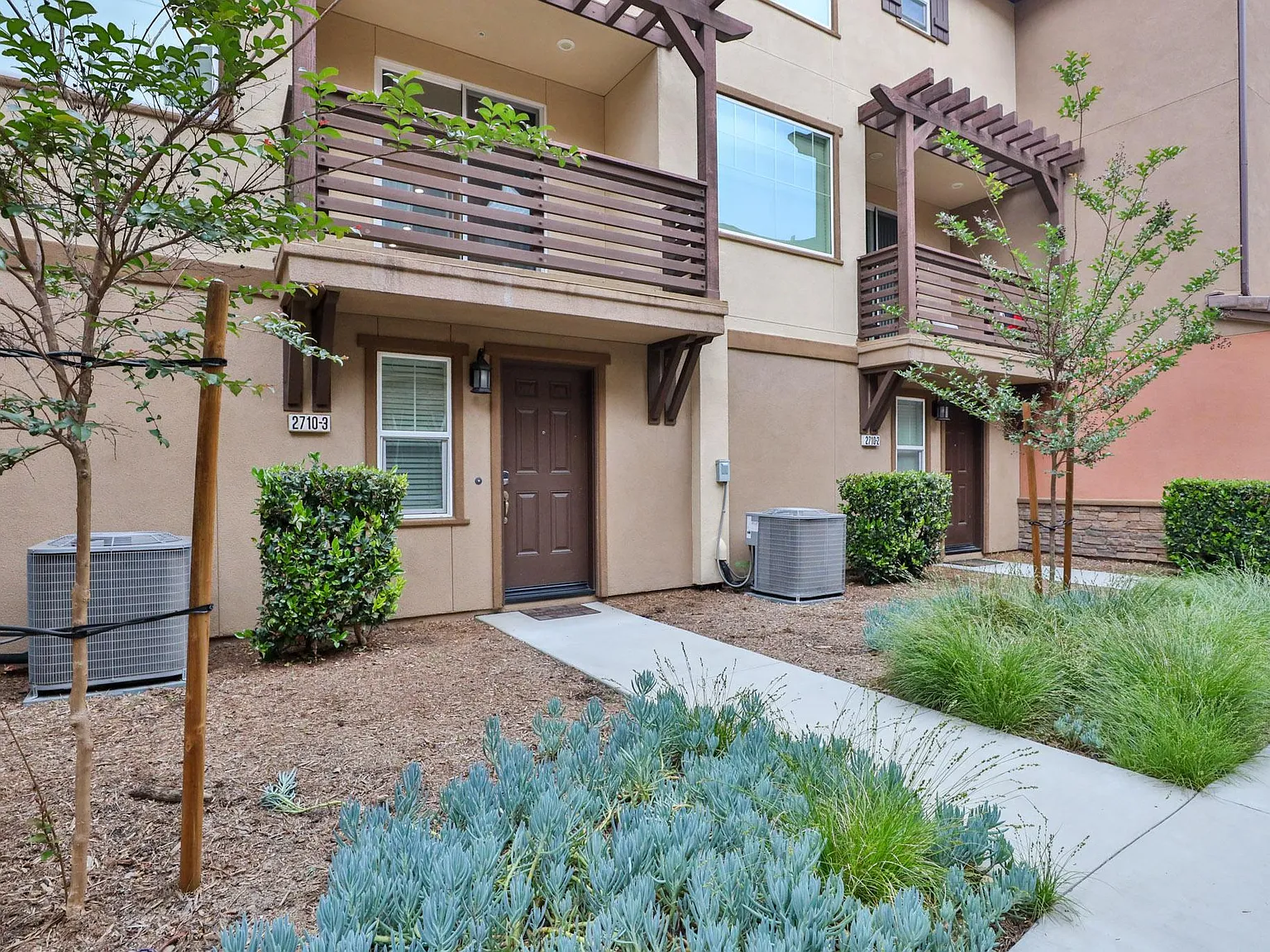 2 bed, 2.5 bath, 1062 sqft, $3,300 — Photo 3