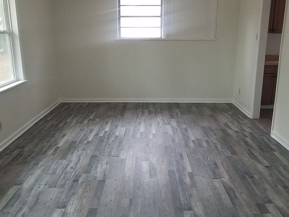 3rd image of 810 Poplar Dr