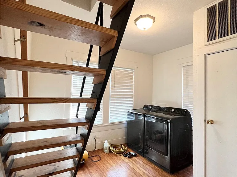 407 W 35th St #A — Photo 15