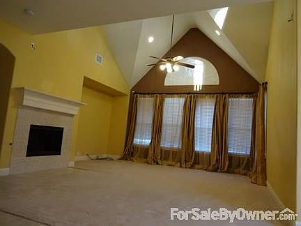 Family Room
						:
						Beautiful Family room with natural light