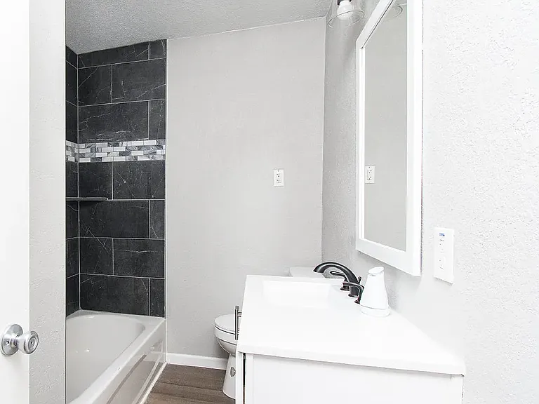 605 N Main St — Photo 9