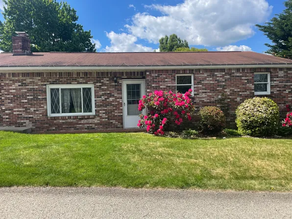 212 Lindsay St #A, Delmont, PA 15626