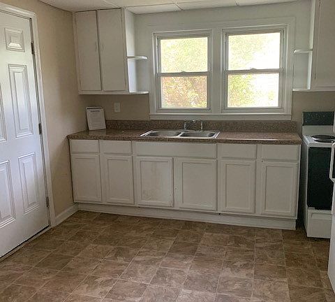 2nd image of 2435 Myers St