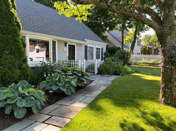 118 Lloyd Dr, Fairfield, CT 06825