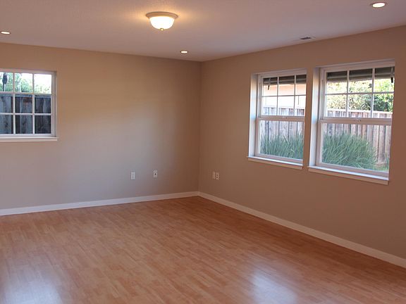 4th image of 404 S Genevieve Ln