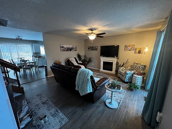 2nd image of 2103 Curtis St